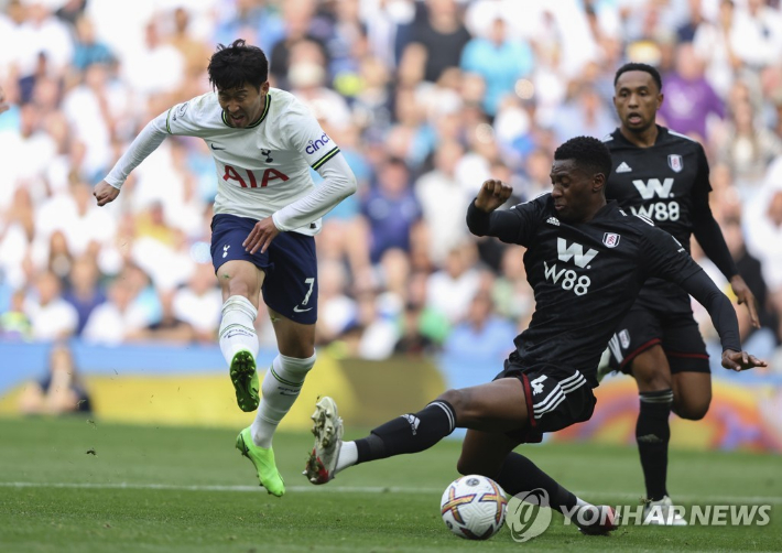영국 여왕 서거로 손흥민의 토트넘과 맨체스터 시티의 경기 등 EPL 주말 일정이 모두 취소됐다. AP=연합뉴스
