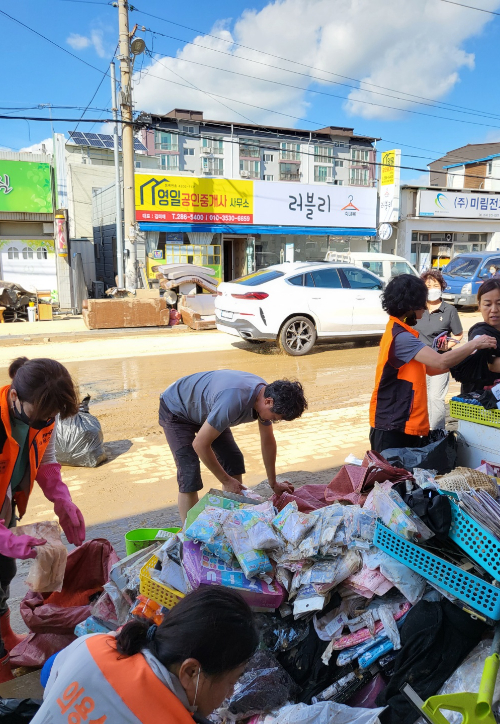 의용소방대원들이 피해복구 작업을 펼치고 있다. 경북소방본부 제공