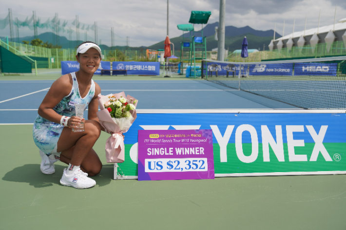 '2022 국제테니스연맹(ITF) 영월국제여자테니스투어 2차 대회'(총상금 1만5000 달러) 단식 우승을 차지한 NH농협은행 백다연. 프리랜서 김도원 기자