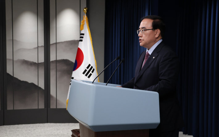 김성한 국가안보실장이 12일 오후 서울 용산 대통령실 청사에서 윤석열 대통령의 고(故) 엘리자베스 2세 영국 여왕 장례식 참석과 유엔 총회 참석 일정 등에 대해 브리핑하고 있다. 연합뉴스