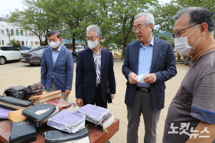 서울교회 손달익 목사(우측 두번째)는 12일 도구제일교회 등을 방문해 피해상황을 들었다. 포항CBS