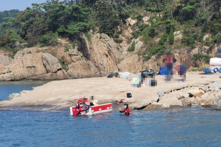 군산해양경찰서는 지난 11일 오후 2시 31분쯤 군산시 옥도면의 고군산군도 인근 단등도에 고립된 유아 1명을 포함한 관광객 7명을 구조했다고 12일 밝혔다. 군산해경 제공