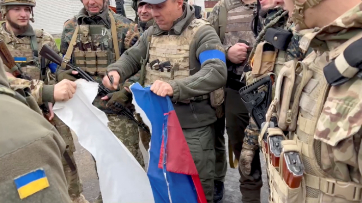 되찾은 하르키우에서 러시아 국기 찢어버리는 우크라이나군. 연합뉴스