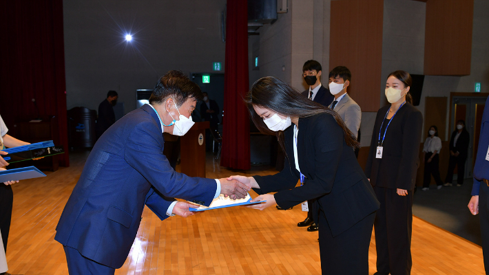 정기명 여수시장이 신규 임용후보자에게 실무수습 임용장을 수여하고 있다. 여수시 제공