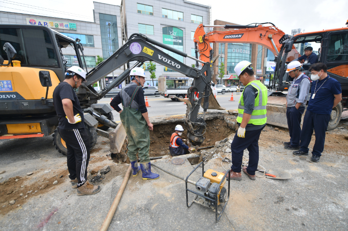 13일 파열된 상수도관 복구작업에 나선 속초시. 속초시 제공