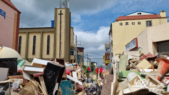 포항 남구 대송면 골목길이 각가정에서 내놓은 집기들로 가득차 있다. 김대기 기자