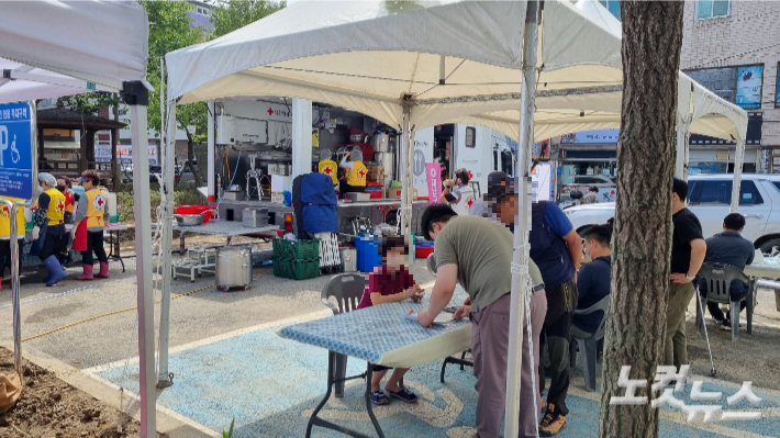 포항 대송면보건지소에 자리잡은 배식차와 피해접수처 모습. 김대기 기자