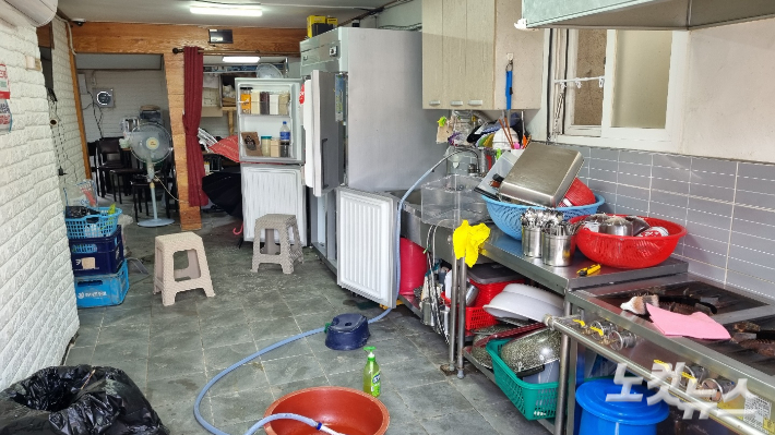 침수피해 복구 중인 대송면의 한 식당 모습. 김대기 기자