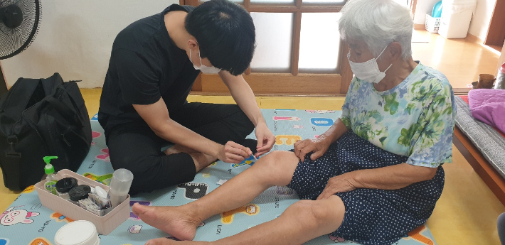 전북 순창군이 전북에서 처음으로 만 70세 이상 어르신을 대상으로 '무릎인공관절 수술비' 최대 100만 원을 지원하는 사업을 실시한다. 순창군 제공