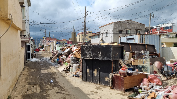 대송면 주택가 도로에 내놓은 집기들. 김대기 기자