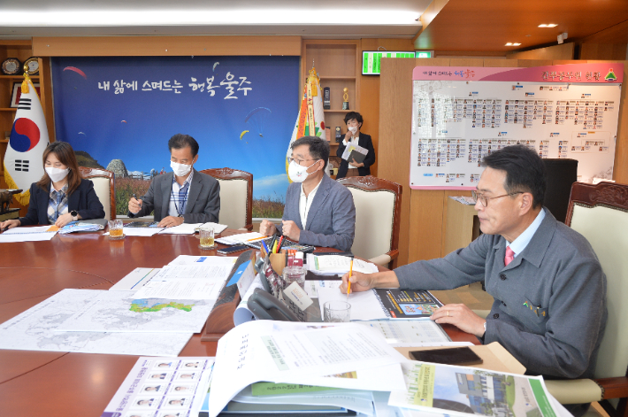 울주군은 13일 군청에서 이순걸 군수와 울주문화재단, 담당 부서 직원 등 관계자들이 참석한 가운데 옹기축제 추진상황보고회를 열고 축제 준비 및 계획을 점검했다. 울주군 제공