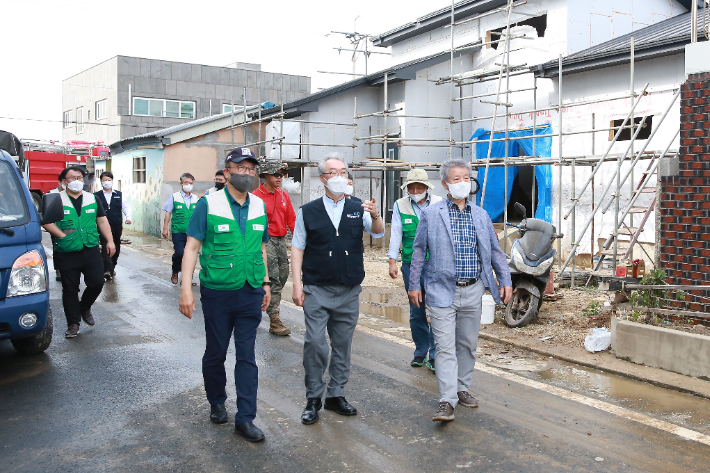 한국교회봉사단(단장 김태영 목사, 가운데)은 13일  태풍 피해와 관련한 포항지역 재난 대책회의를 개최했다. 포항CBS