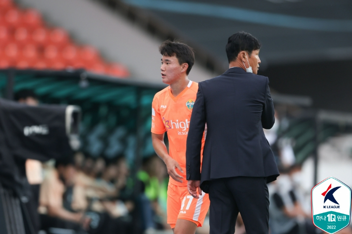 강원FC 양현준(왼쪽)과 최용수 감독. 한국프로축구연맹
