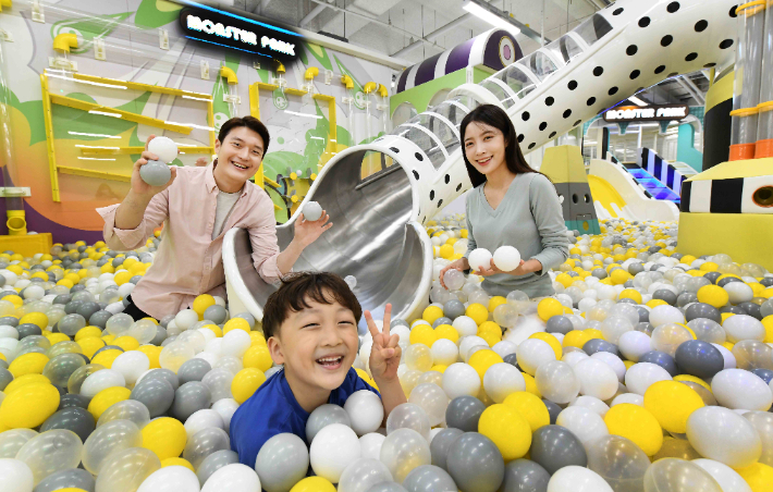 14일 서울 강서구 홈플러스 가양점 '몬스터파크'의 모습. 홈플러스는 8월 쇼핑몰 매출이 전년 동기 대비 28% 신장했다고 14일 밝혔다. 홈플러스가 넓은 테넌트 면적을 적극 활용해 선보이고 있는 키즈파크, 풋살파크, 스마트팜 카페, 공유오피스 등 차별화된 체험형 공간이 오프라인 고객들의 발길을 이끌고 있다는 분석이다. 홈플러스 제공 