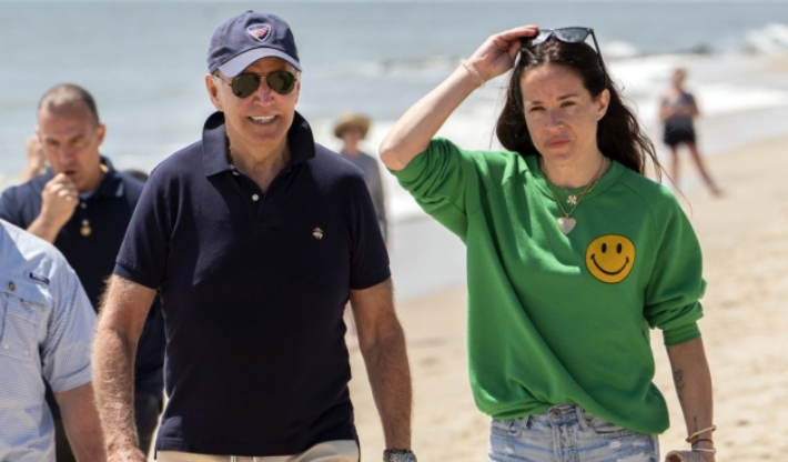레호보스 해변을 걷고 있는 조 바이든 대통령과 딸 애슐리. 연합뉴스