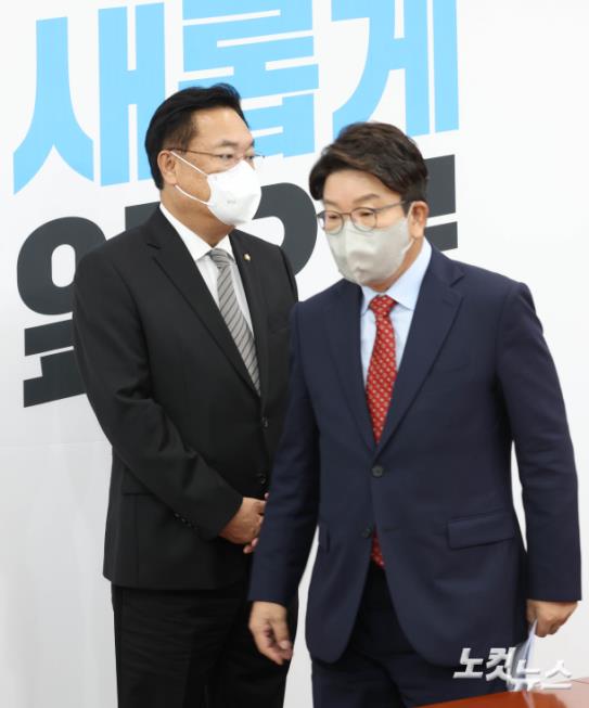 정진석 국민의힘 비상대책위원장과 권성동 원내대표가 14일 오전 서울 여의도 국회에서 열린 비상대책위원회 회의에 참석하고 있다.