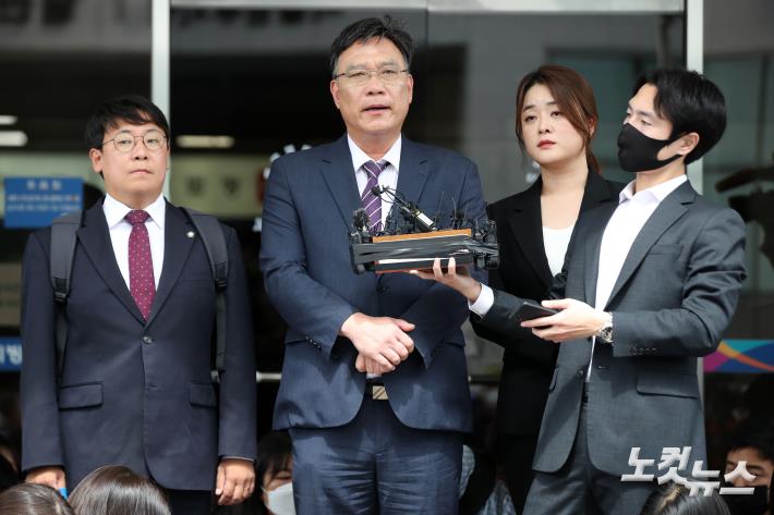 가처분 심문 마치고 입장 밝히는 이준석 전 대표 측 이병철 변호사