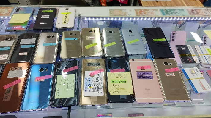 대포 유심 개통·판매 일당이 개통한 대포폰과 유심칩. 부산경찰청 제공 