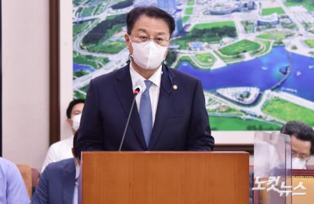 대중교통비 환급 및 소득공제 방안에 관한 업무보고하는 방기선 기재부 제1차관