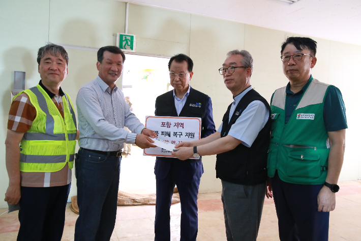 한국교회봉사단은 피해교회의 복구지원을 위한 구호금을 전달했다. 포항CBS