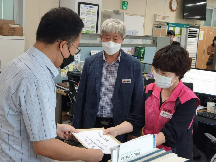 박형대 진보당 전라남도의원(가운데)이 학교 비정규직 대체근로 청원 접수에 함께 했다. 진보당 전남도당