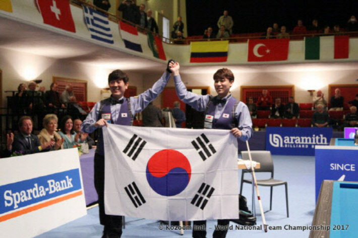 세계팀 3쿠션선수권대회에서 우승을 차지한 한국 3쿠션 대표팀 김재근(왼쪽), 최성원이 태극기를 들고 환호하는 모습. 코줌코리아