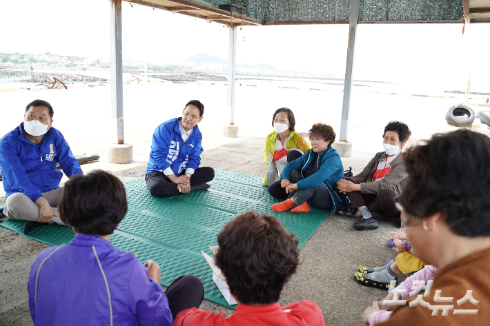 김한규 국회의원(민주당, 제주시을)이 올해 보궐선거 당시 제주 해녀들을 만나고 있다. 제주CBS