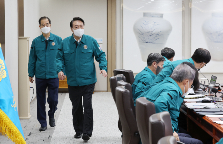 윤석열 대통령이 지난달 22일 오전 서울 용산 대통령실 청사에서 열린 을지 국무회의를 주재하기 위해 회의실로 들어서고 있다. 