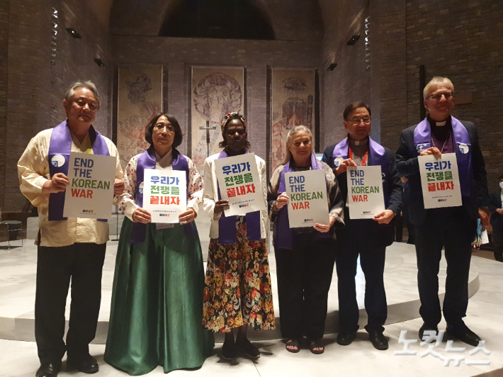 아그네스 아붐 WCC 전 중앙회장(왼쪽에서 세번째)이 지난 5일 한반도평화를 위한 기도회에 참석해 한반도 종전 캠페인에 동참하고 있다.