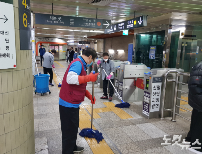 부산도시철도 청소노동자들이 역사 내부를 청소하고 있다. 박진홍 기자