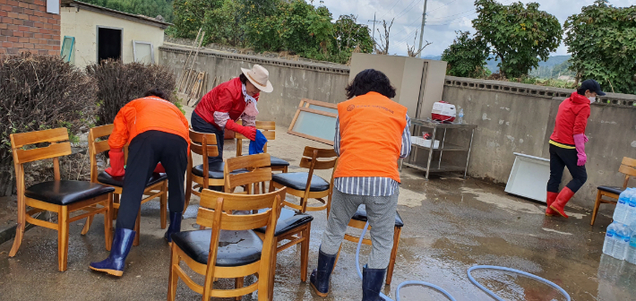 김은미(왼쪽 두번째) 여사가 원당경로당에서 흙이 묻은 의자를 닦고 있다. 경주시 제공