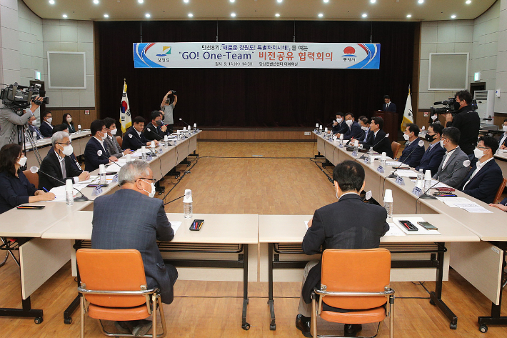 김진태 지사는 14일 'Go! One-Team' 비전공유 시·군 현장 방문 7일차로 일정으로 동해시를 방문해 심규언 시장 및 지역구 도의원·시의원 등과 간담회를 가졌다. 동해시 제공