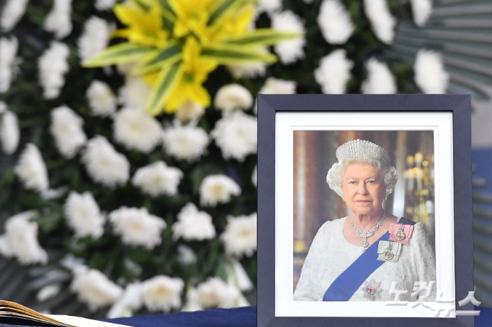 14일 오전 서울 중구 주한 영국대사관에 엘리자베스 2세 여왕 조문소가 마련돼 있다. 주한 영국대사관은 13일부터 16일까지 나흘간 대사관에서 국내외 조문객을 받는다. 류영주 기자