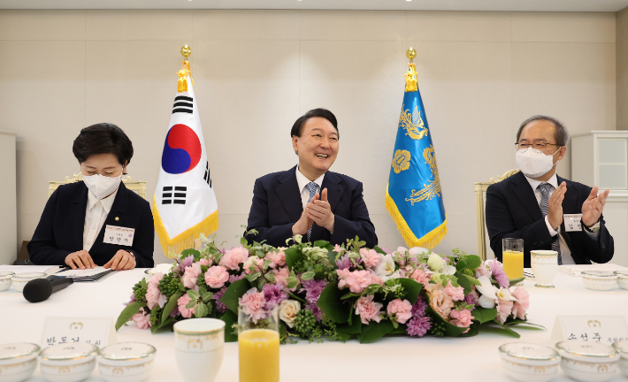 윤석열 대통령이 14일 서울 용산 대통령실에서 열린 국민의힘 반도체산업경쟁력강화특위 오찬에서 발언을 한 뒤 박수를 치고 있다. 연합뉴스