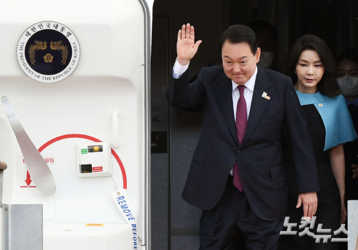 사진은 지난 7월 1일 북대서양조약기구(NATO·나토) 정상회의 일정을 마치고 경기 성남 서울공항을 통해 귀국하고 있는 윤석열 대통령과 김건희 여사. 황진환 기자