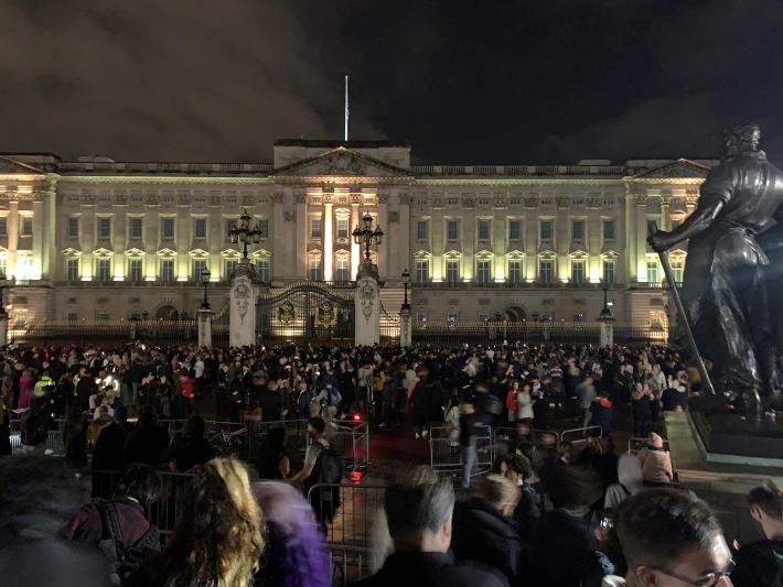 8일(현지시간) 버킹엄궁 앞에 엘리자베스 2세 영국 여왕 서거를 추모하는 인파가 몰려있다. 장례식은 오는 19일(현지시간) 영국 런던 웨스트민스터 사원에서 엄수된다. 연합뉴스