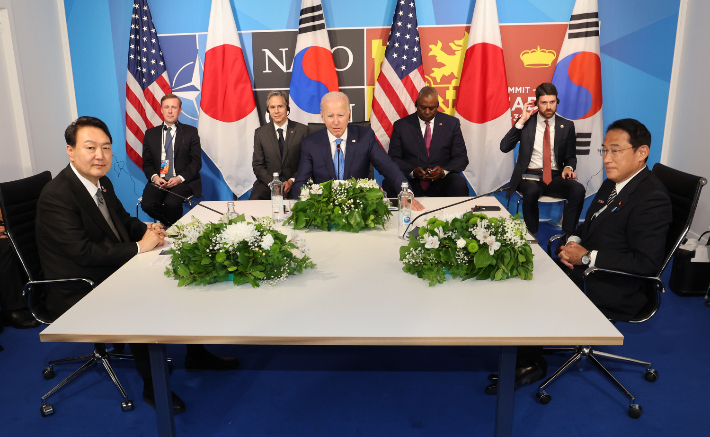 지난 6월 29일 스페인 마드리드 이페마(IFEMA) 컨벤션센터에서 열렸던 한미일 정상회담. 연합뉴스