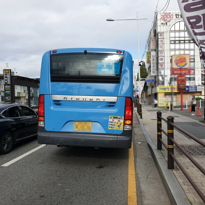 15일 오전 8시 20분쯤 부산 동래구 안락동 한 도로에서 시내버스가 급정거해 승객 7명이 부상을 입었다. 부산경찰청 제공 