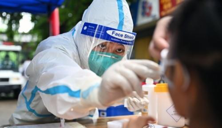 중국의 한 도시에서 코로나19 PCR 검사를 하는 모습. 연합뉴스