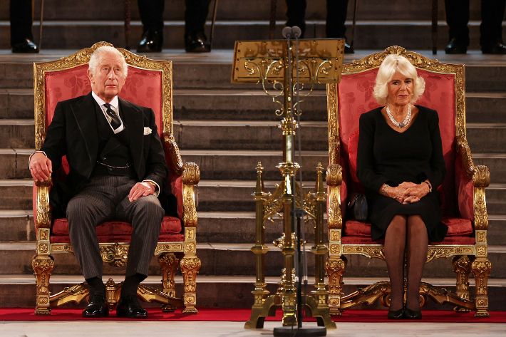 고(故) 엘리자베스 2세 영국 여왕의 열흘간의 장례식 중 사흘째인 12일(현지시간) 새 국왕 찰스 3세와 커밀라 왕비가 런던 웨스트민스터 홀에서 상·하원의 조문을 받고 있다. 연합뉴스