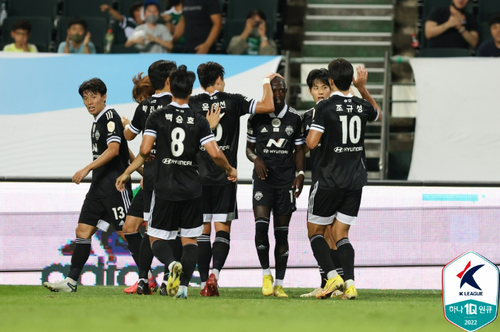 14일 성남FC와 홈 경기에서 승리한 전북 현대 선수들. 한국프로축구연맹