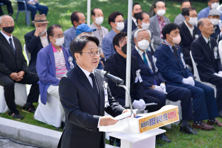 강기정 광주광역시장,  15일 충장공 김덕령 장군 순절 426주기 제향 행사에 참석해 추모사를 하고 있다. 광주광역시 제공 