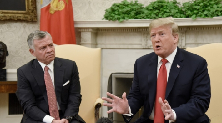 2018년 6월 백악관에서 만난 도널드 트럼프 전 미국 대통령(오른쪽)과 압둘라 2세 요르단 국왕(왼쪽). 연합뉴스