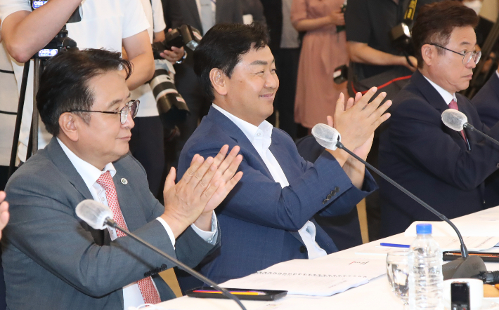 지난 8월 19일 제50차 전국시도지사협의회 총회에서 김관영 전북지사(가운데)가 박수를 치고 있다. 전북도 제공