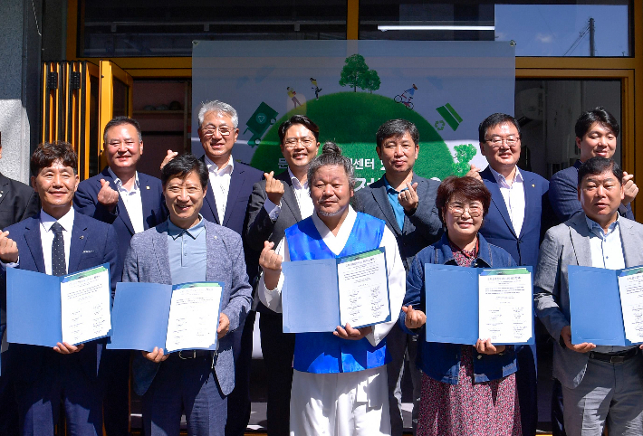 김광진 문화경제부시장이 16일 오전 북구 문산마을에서 열린 '문산돌돌 에너지센터' 개소식에 참석해 에너지센터 관계기관 간 네트워크 협약을 축하하며 기념촬영을 하고 있다. 광주광역시 제공