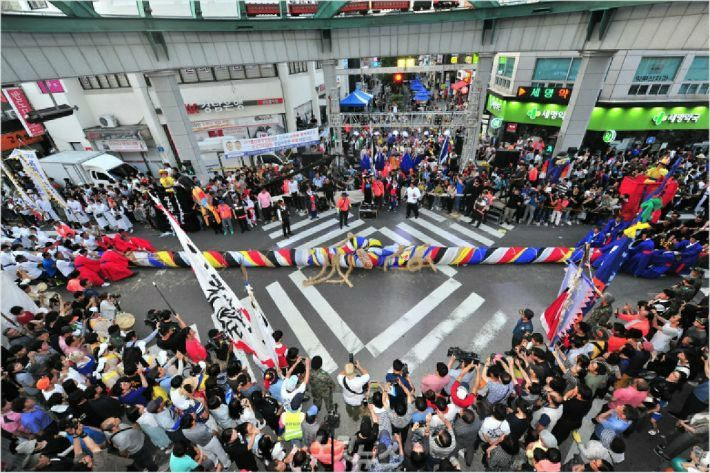 울산 대표 축제인 '울산마두희축제'의 하이라이트인 큰줄당기기. 중구청 제공