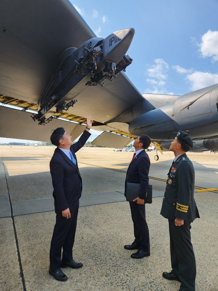 미군 앤드루스 합동기지를 방문해 B-52 전략폭격기에 핵무기를 탑재하는 부분을 둘러보는 신범철 국방부 차관. 국방부 제공