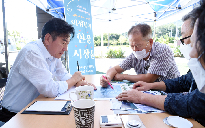 김동근 의정부시장(왼쪽)이 매주 금요일 오전 14개 동 주민센터를 순회하며 '현장 시장실'을 운영하고 있다. 의정부시 제공