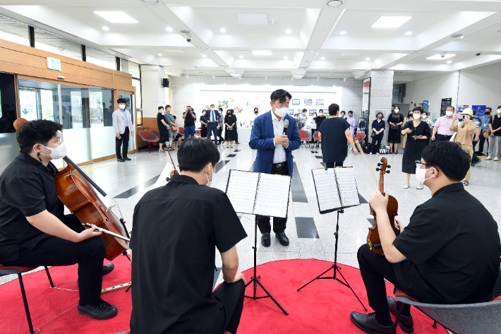 지난달 19일 의정부시청 로비에서 발달 장애인들이 클래식 연주회를 열었다. 의정부시 제공