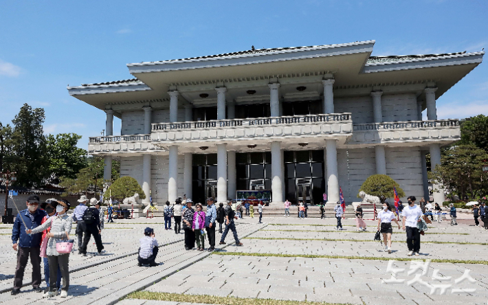 지난 5월 개방된 서울 종로구 청와대 영빈관을 둘러보는 시민들. 인수위사진기자단